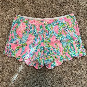Lilly Pulitzer Scalloped Buttercup Knot Stretch Shorts